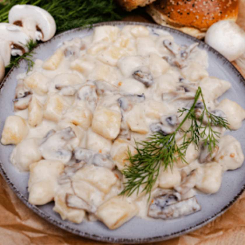 Kopytka w sosie śmietanowo-pieczarkowym