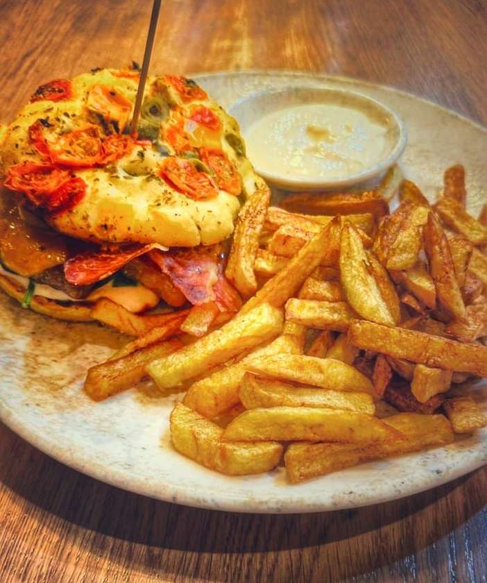 GARLIC SMASHED BURGER, CARTOFI PRĂJIȚI & GARLIC SOS