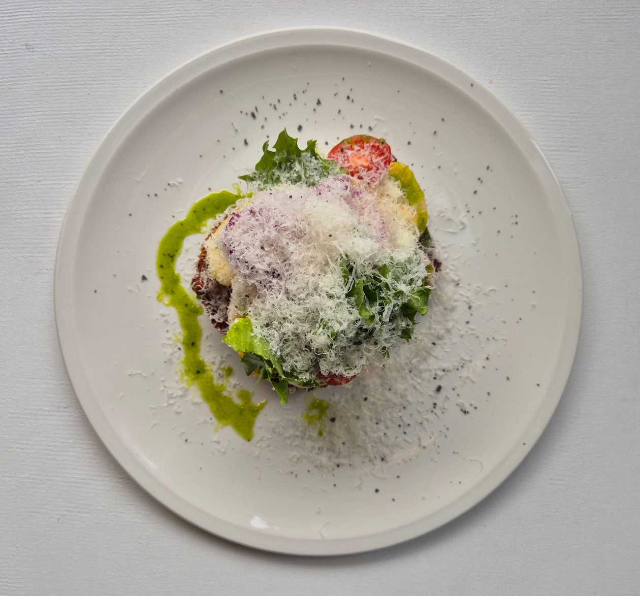 Laetud šnitsel kartulilaastude, punase sibula ja tar-tar kastmega