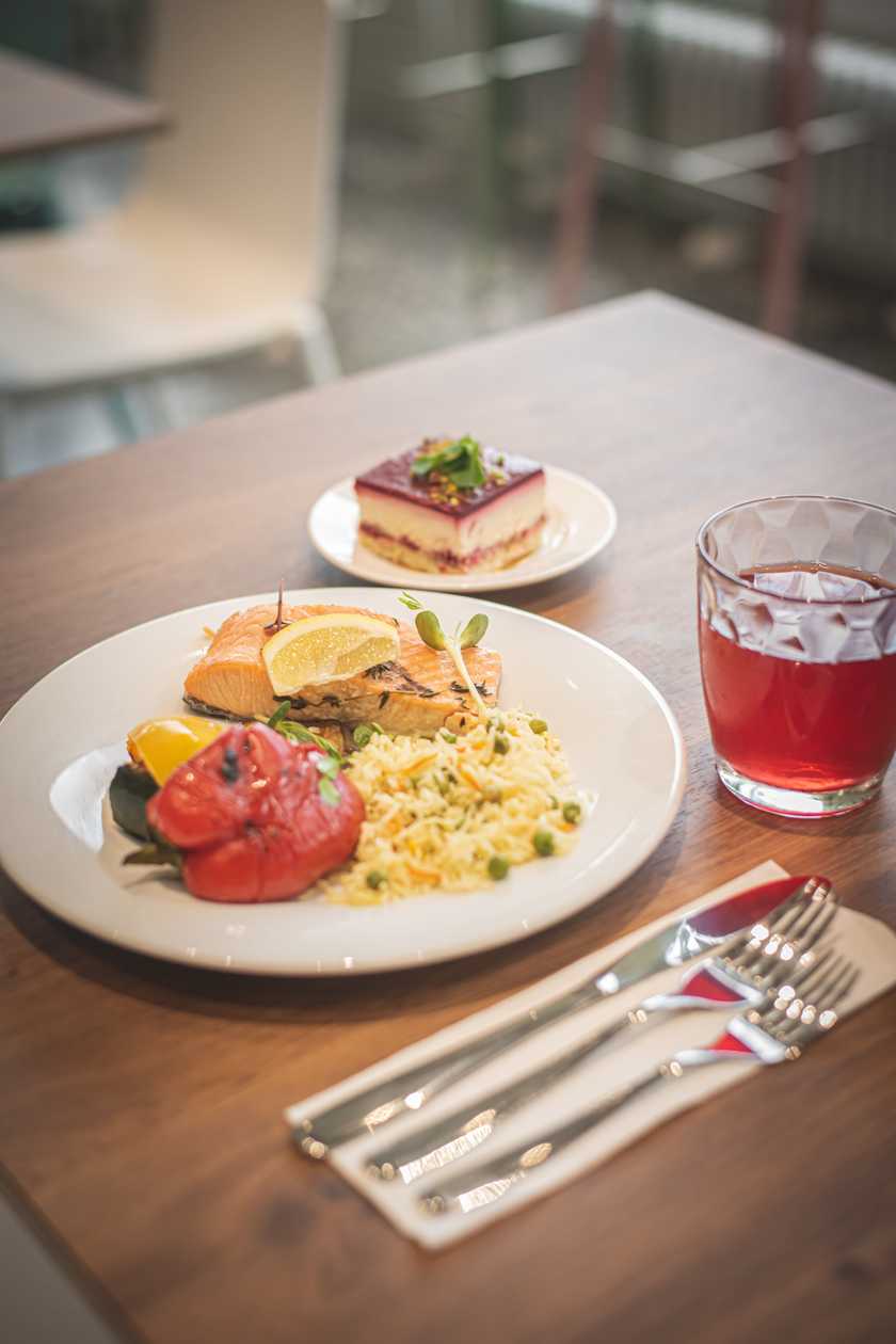 Laša filejas gabaliņi spinātu un citronu mērcē