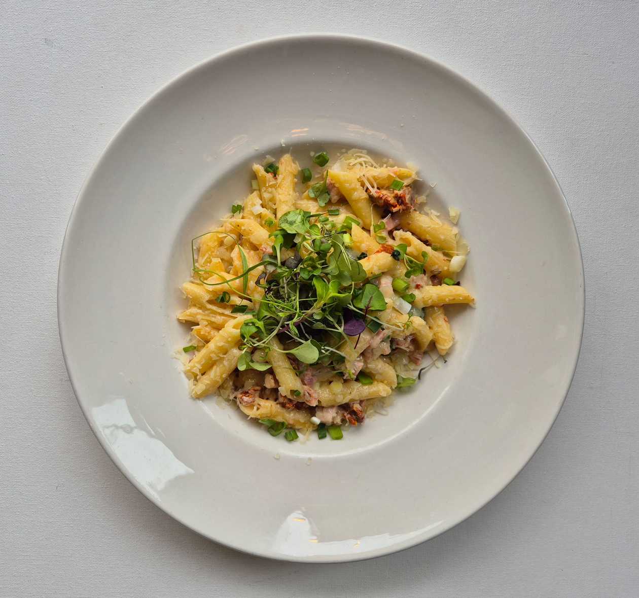 Koorene pasta suitsukana ja päikesekuivatatud tomatitega