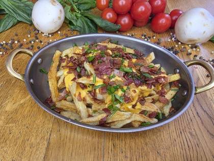 Cartofi prajiti cu sos cedar, crispy bacon si chives