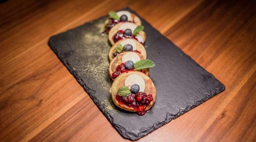 Pancake Matcha & Fructe de padure