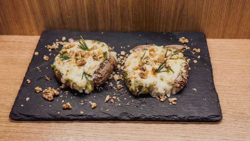 Cartofi copti cu Mozzarella, Rozmarin si Nuci