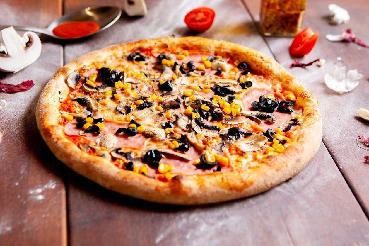 Combo 1 persoana (1 Pizza Capricciosa | 1 Sos dulce | 1 suc la alegere)