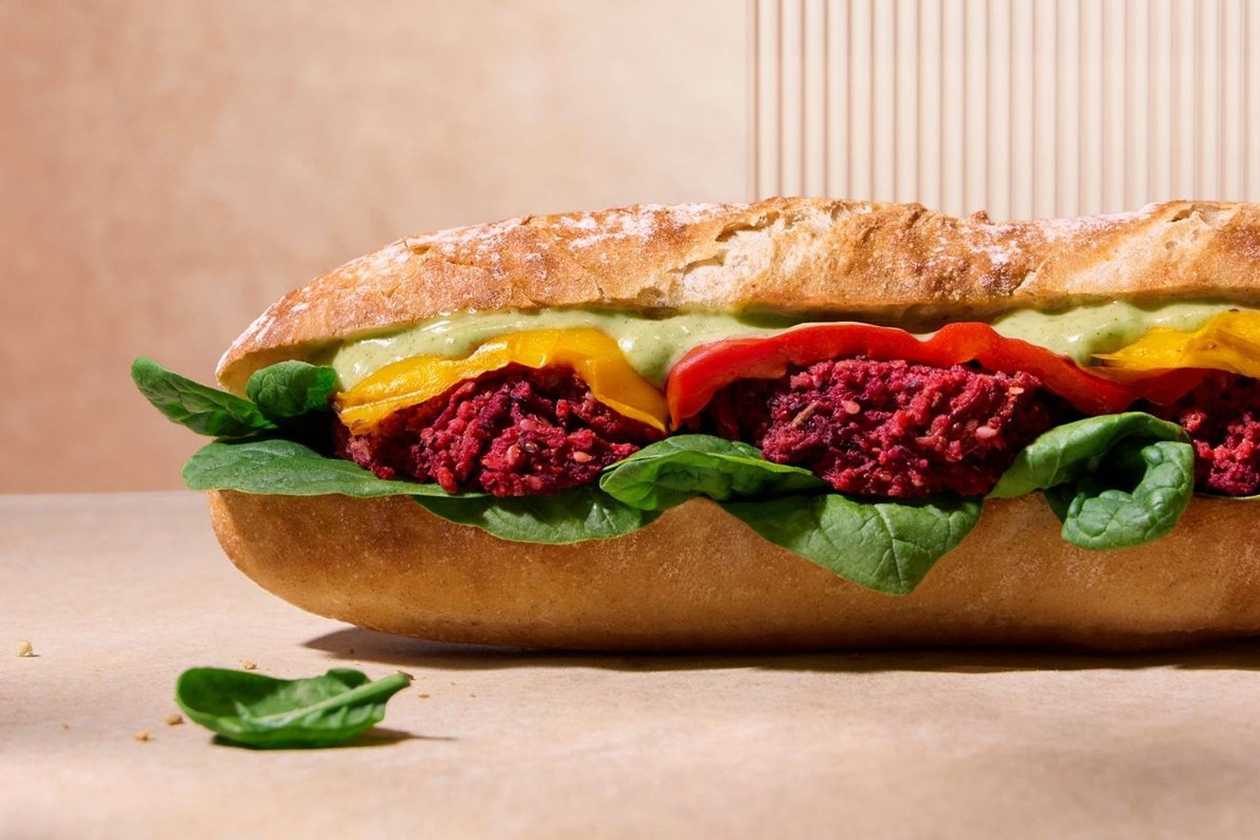 Bagietka legendarna – kotlet z buraka + grillowana papryka + aioli