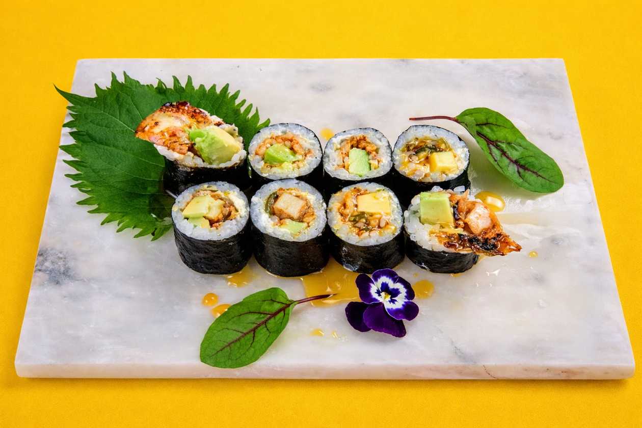 Maki unagi (węgorz), awokado, mayo 8 szt.