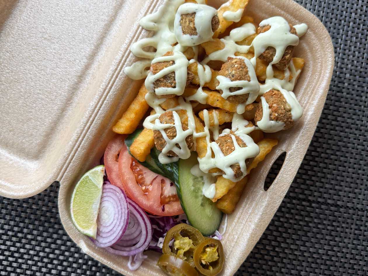 Falafel kebabs kastē + frī