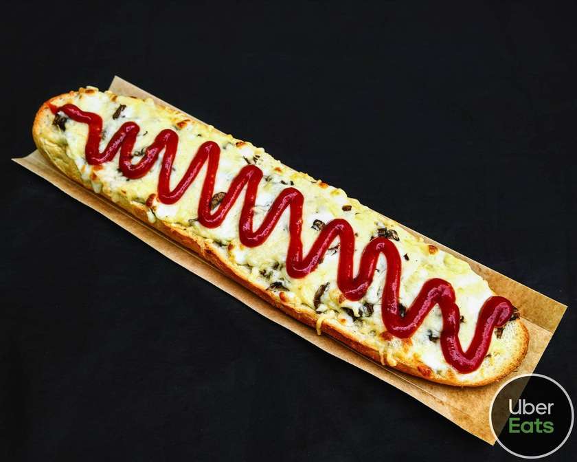 Zapiekanka klasyczna z duszonymi pieczarkami z cebulką