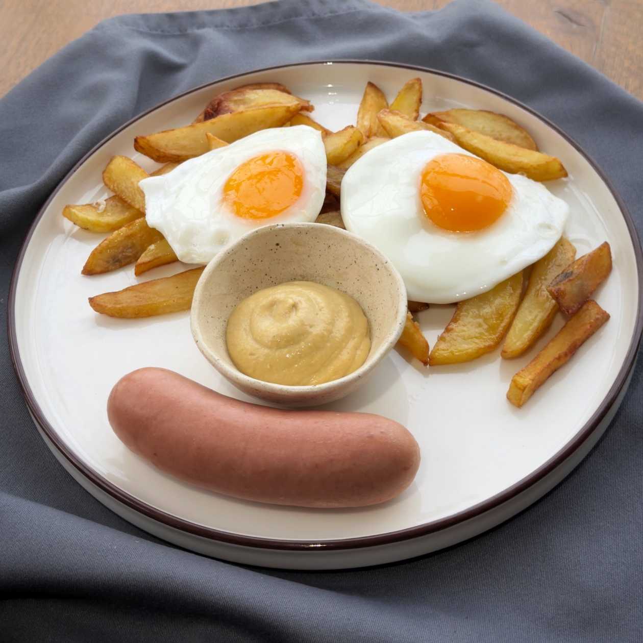 Cremvurști, ouă ochiuri și cartofi prăjiți