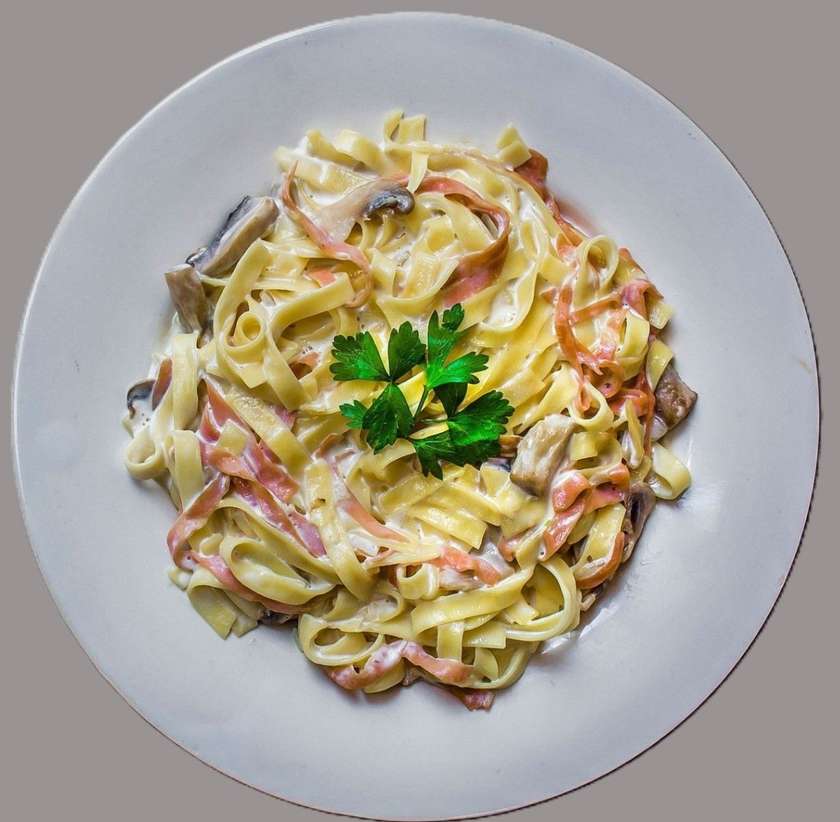 Spaghetti carbonara z boczkiem i śmietaną + zupa