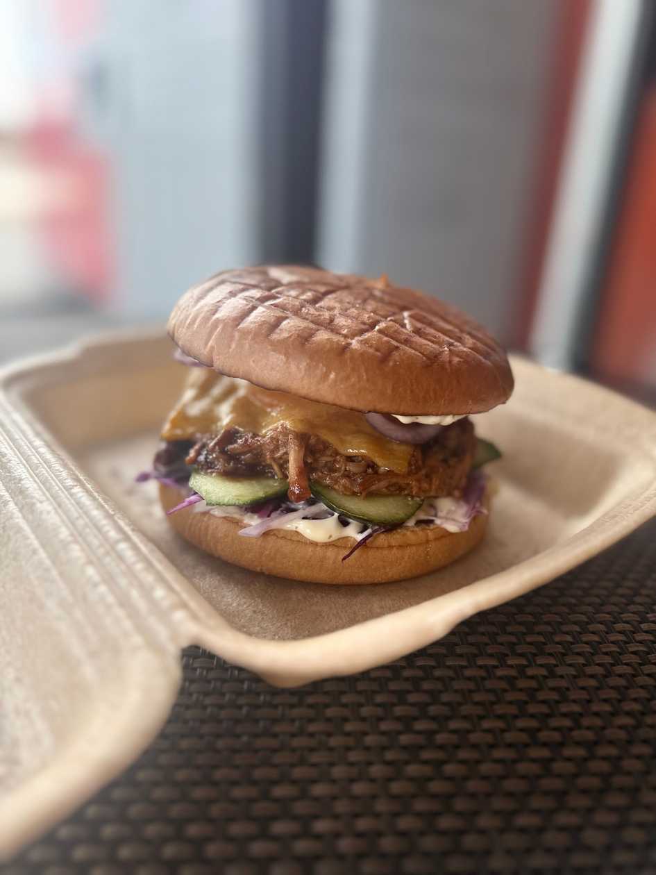 Plucinātās cūkgaļas burgers