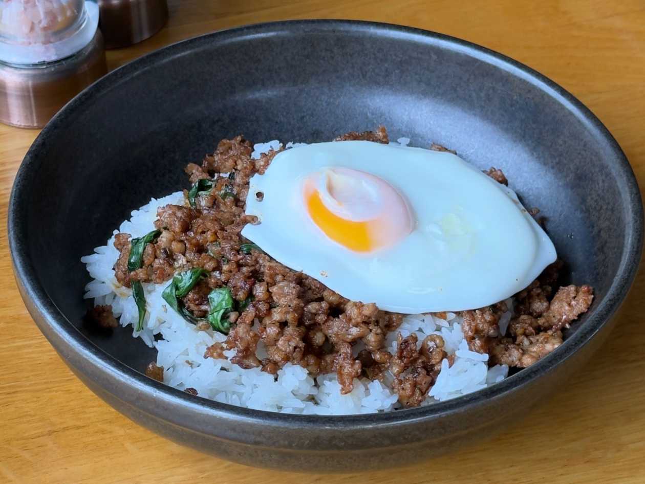 Wok de Mangalița cu Orez și Ou Ochi