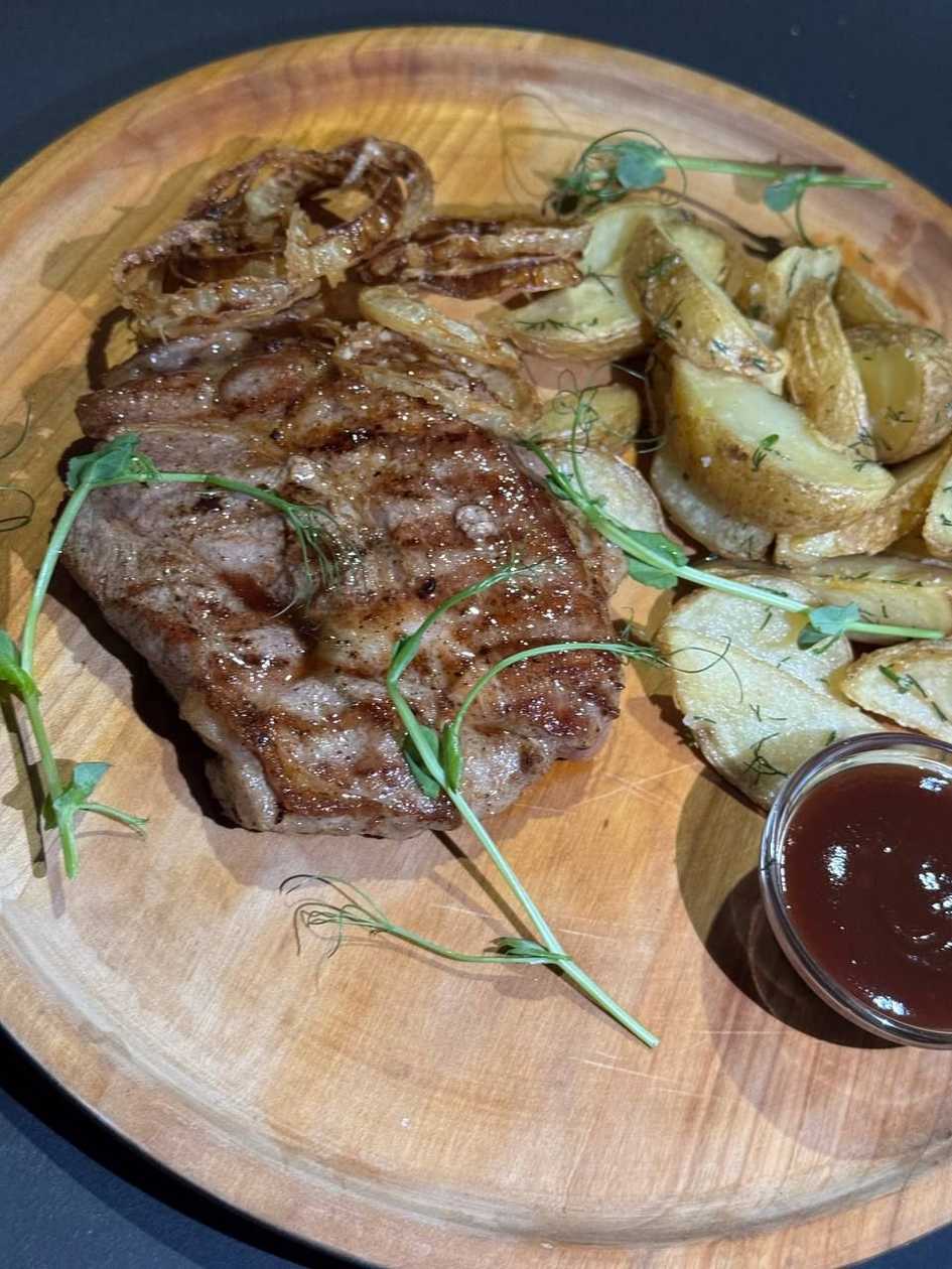 Escalope Steak with Fried Potatoes and Onion Rings