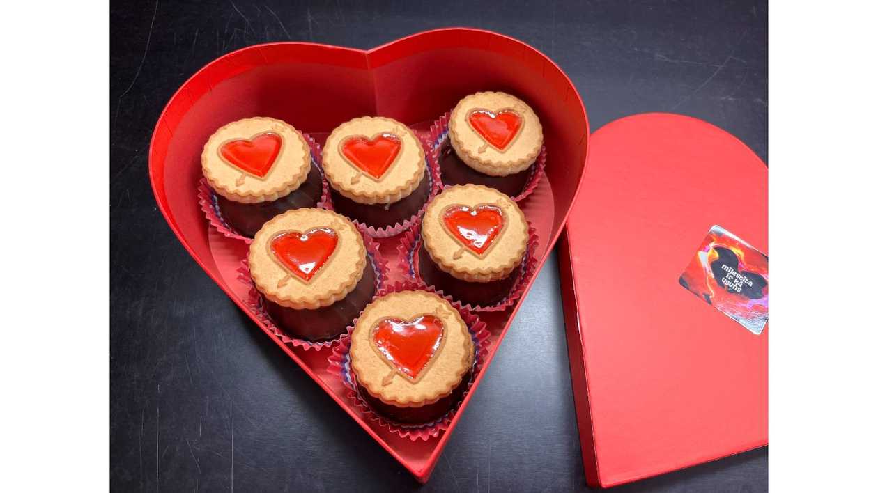 6 Zefīri ar sirds cepumiem sirdfs formas kastē