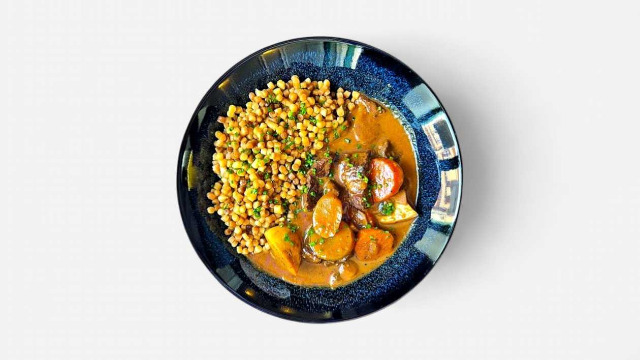 Hovädzie ragú bourguignon s tarhoňou + polievka (v cene)