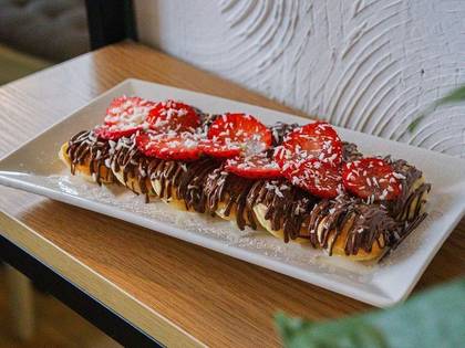 Mini pancakes with strawberries and chocolate