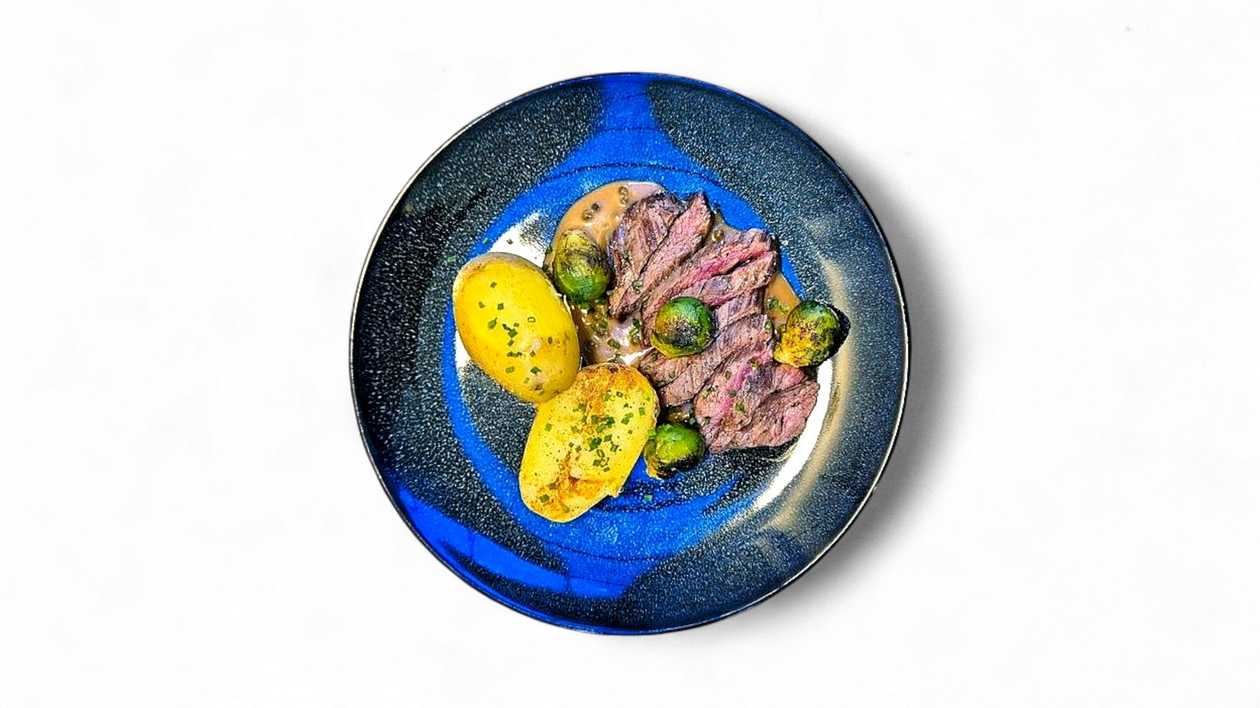 Sous-vide flank steak, omáčka zo zeleného korenia, karameliz. kel, pečený zemiak + polievka (v cene)