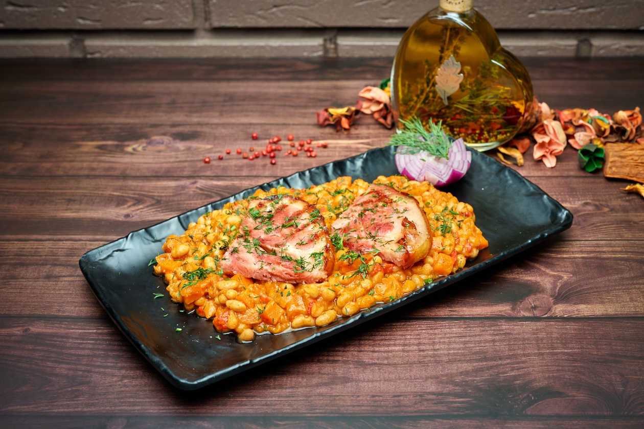 Ciolan de porc cu fasole