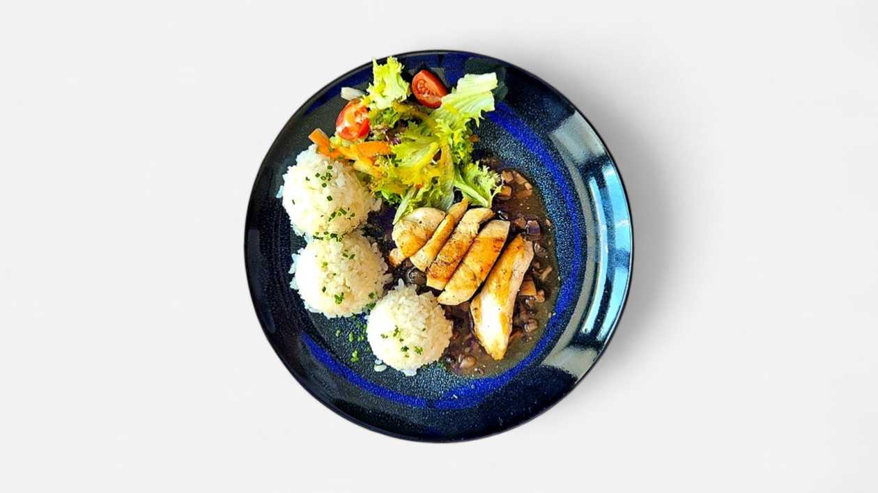 Kurací steak, hubový demi-glace, ryža, listový šalát + polievka (v cene)