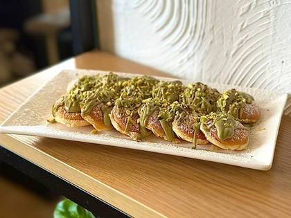 Mini pancakes with pistachio cream