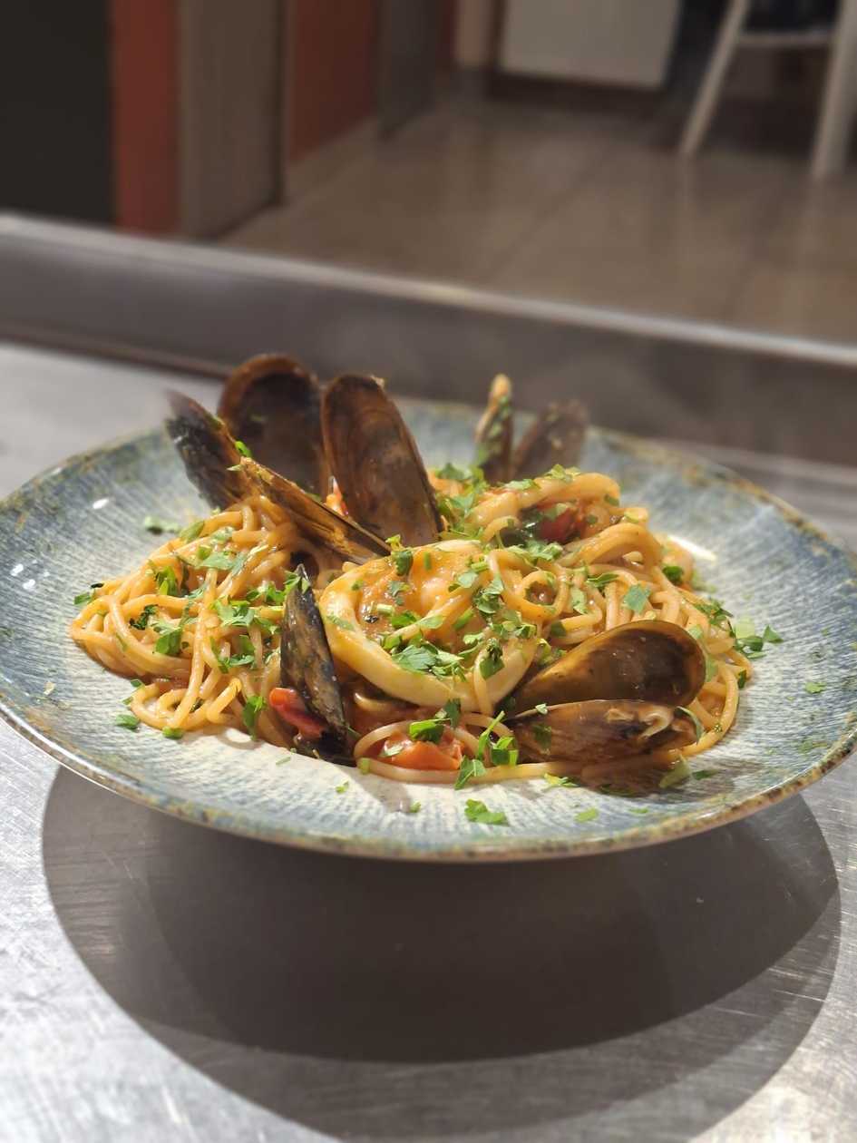 Spaghetti cu Fructe de Mare in sos rosu