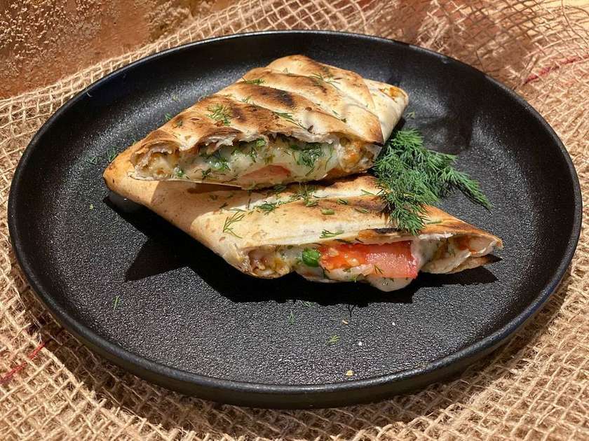 Lawasz na grillu z serem, i pomidorami