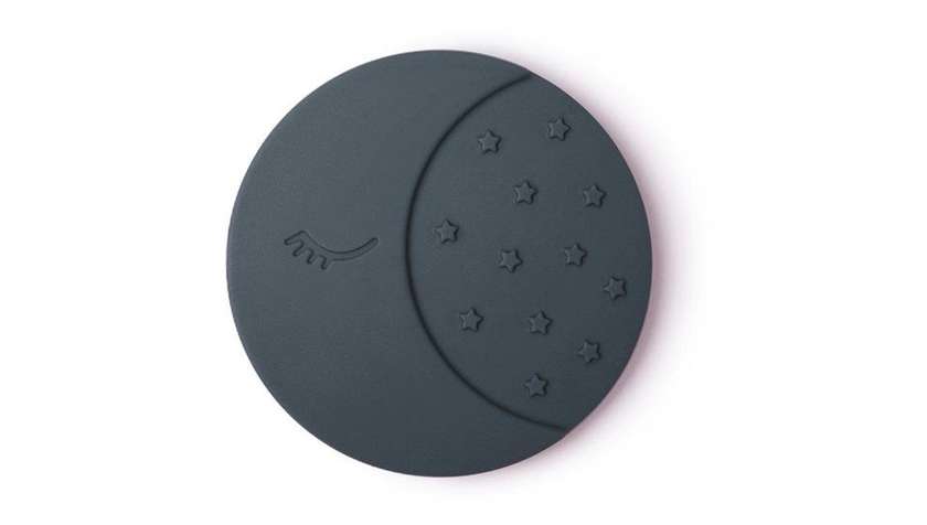 Mushie tamsiai pilkas silikoninis kramtukas Moon Iron