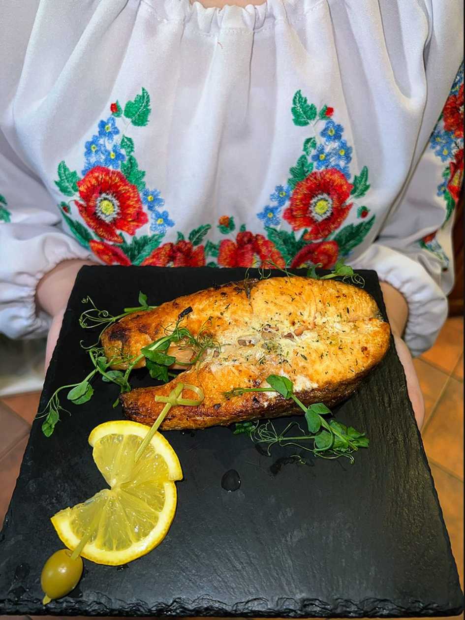 Stake z łososia na grillu