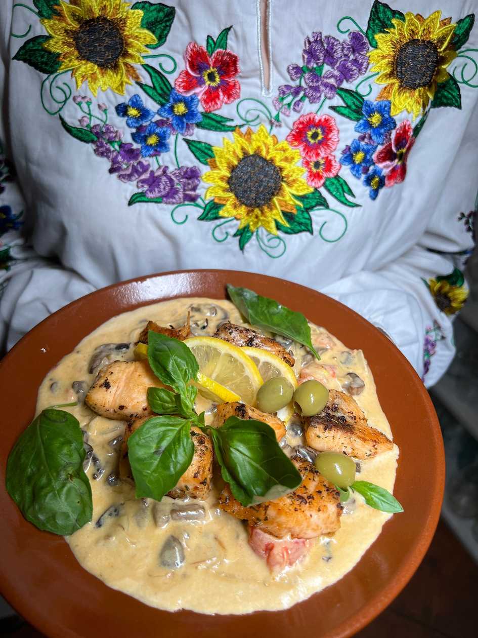 Kawałki łososia w sosie śmietanowym