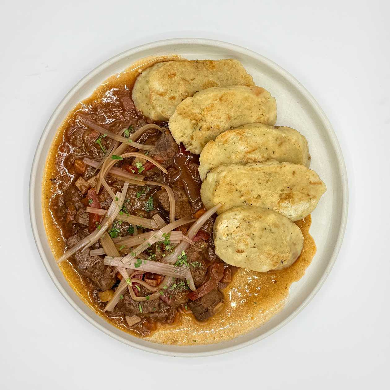 Menu 1: Hovädzí guľáš s koreňovou zeleninou a karlovarským knedlíkom