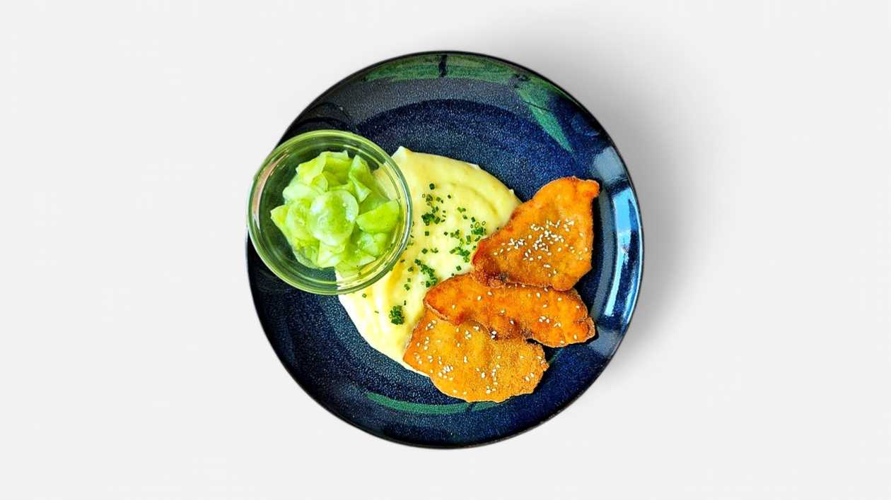 Kuracie mini rezne v sezame, zemiaková kaša, uhorkový šalát + polievka (v cene)