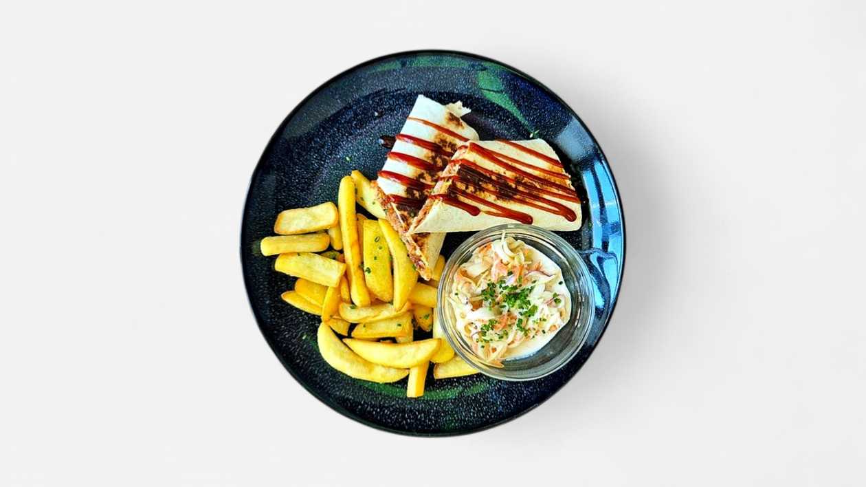 Tortilla plnená trhaným bravčovým mäsom, hranolky, coleslaw šalát + polievka (v cene)