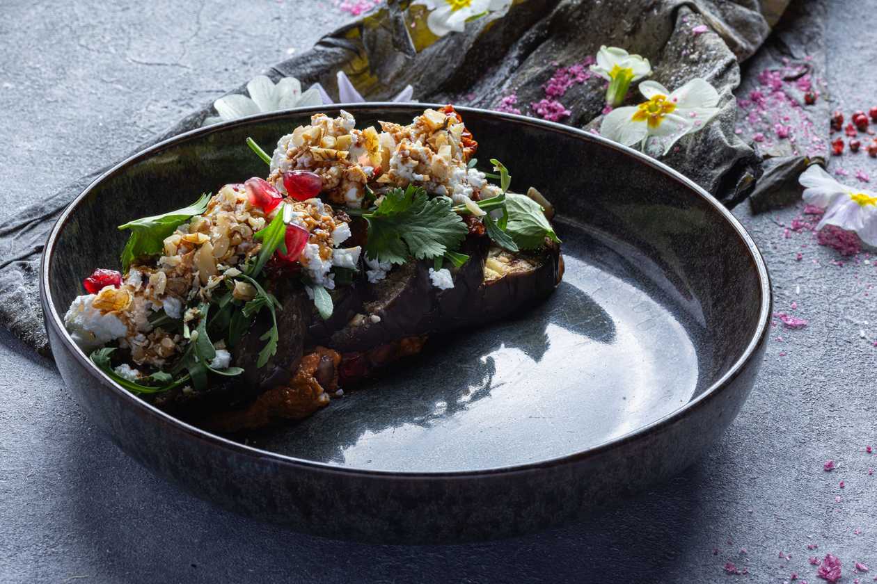 Küpsetatud baklažaan paprika-sotéga, fetajuustu, värskete ürtide, granaatõuna ja kreeka pähklitega