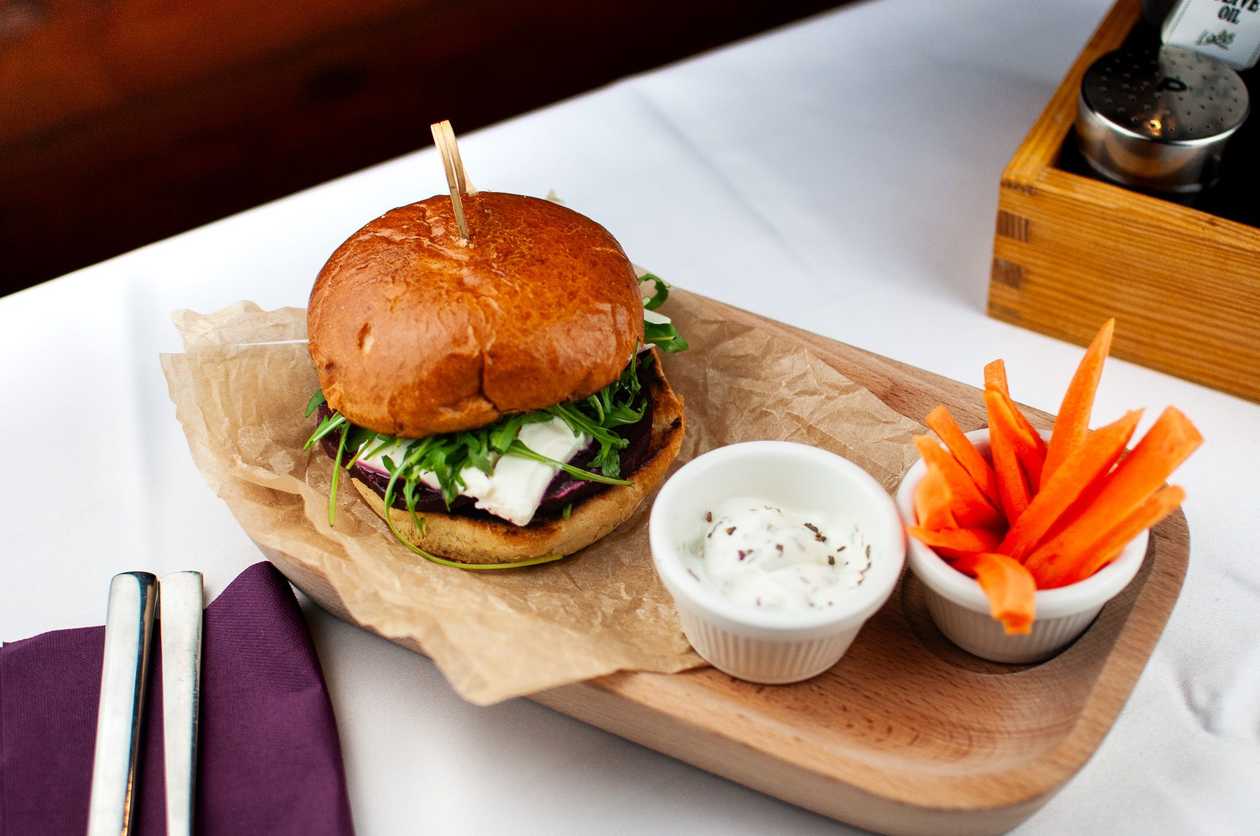 Burger with roasted beetroot