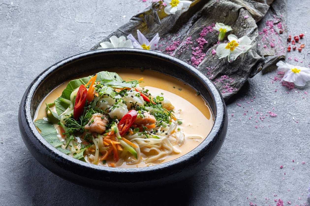 Aromaatne ja vürtsikas laksa supp kahest kalast kookospiimaga