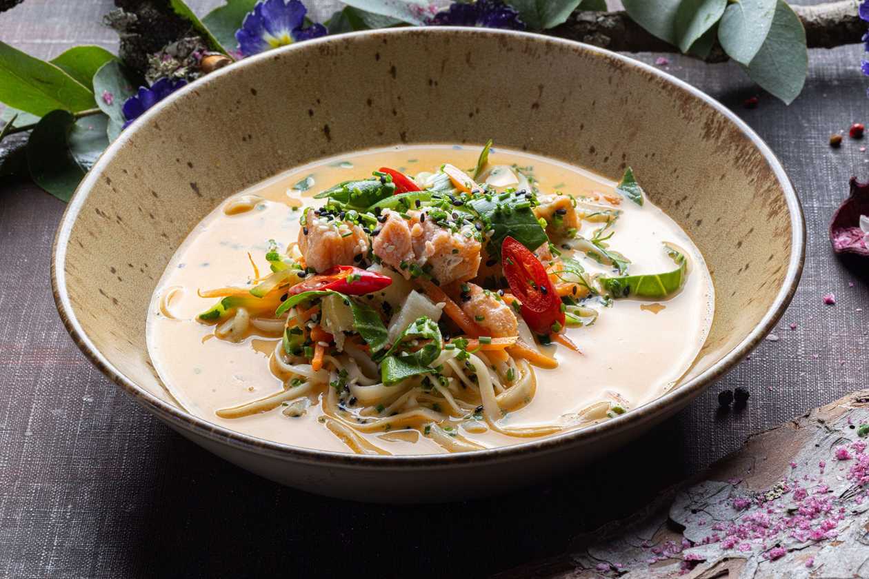 Aromaatne ja vürtsikas laksa supp kahest kalast kookospiimaga