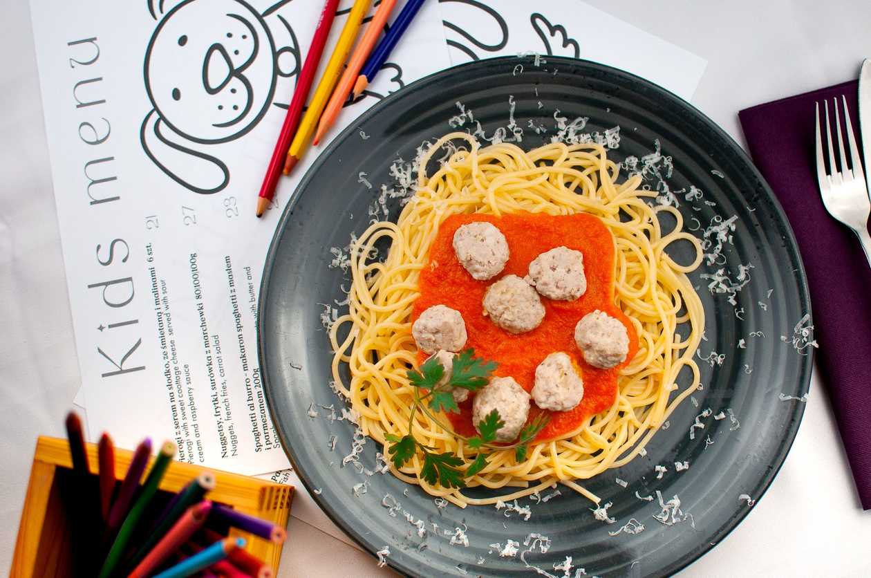 Spaghetti in tomato sauce with pork meatballs