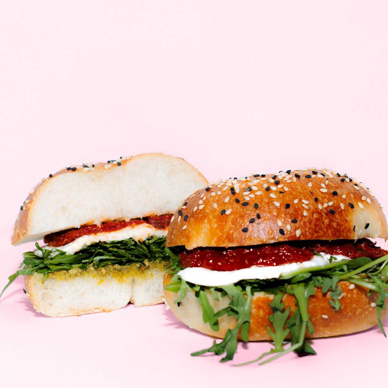 Bagel cu mozzarella și roșii uscate