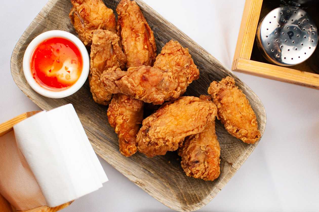 Crispy hot chicken wings with sauces 10pcs.