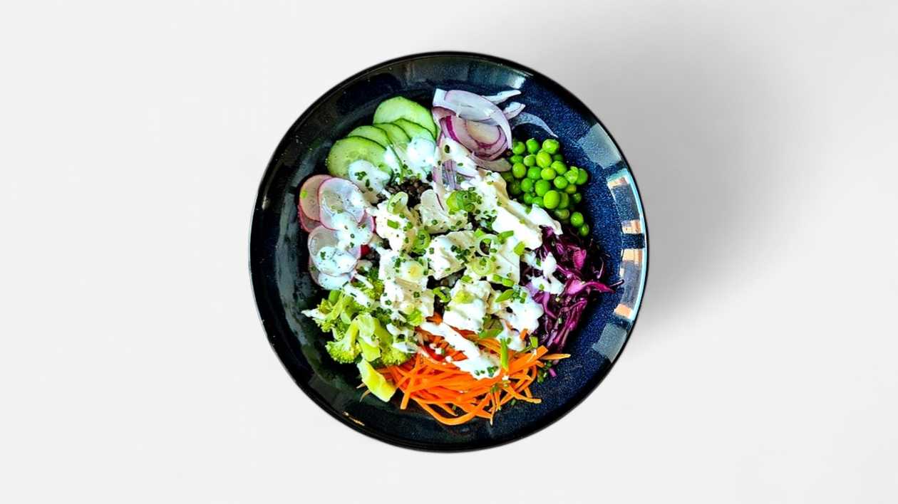 Zeleninový bowl s beluga šošovicou a feta syrom, jogurtový dresing + polievka (v cene)