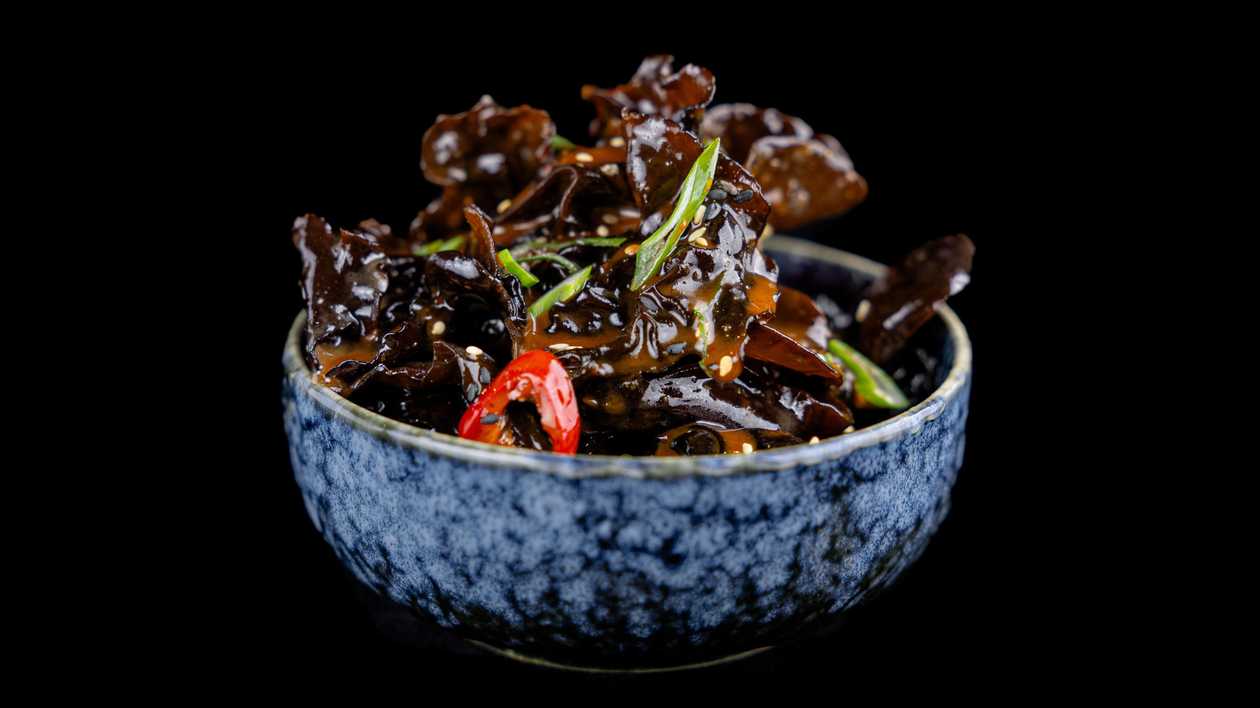 Маринованные грибы кикураге с кунжутом