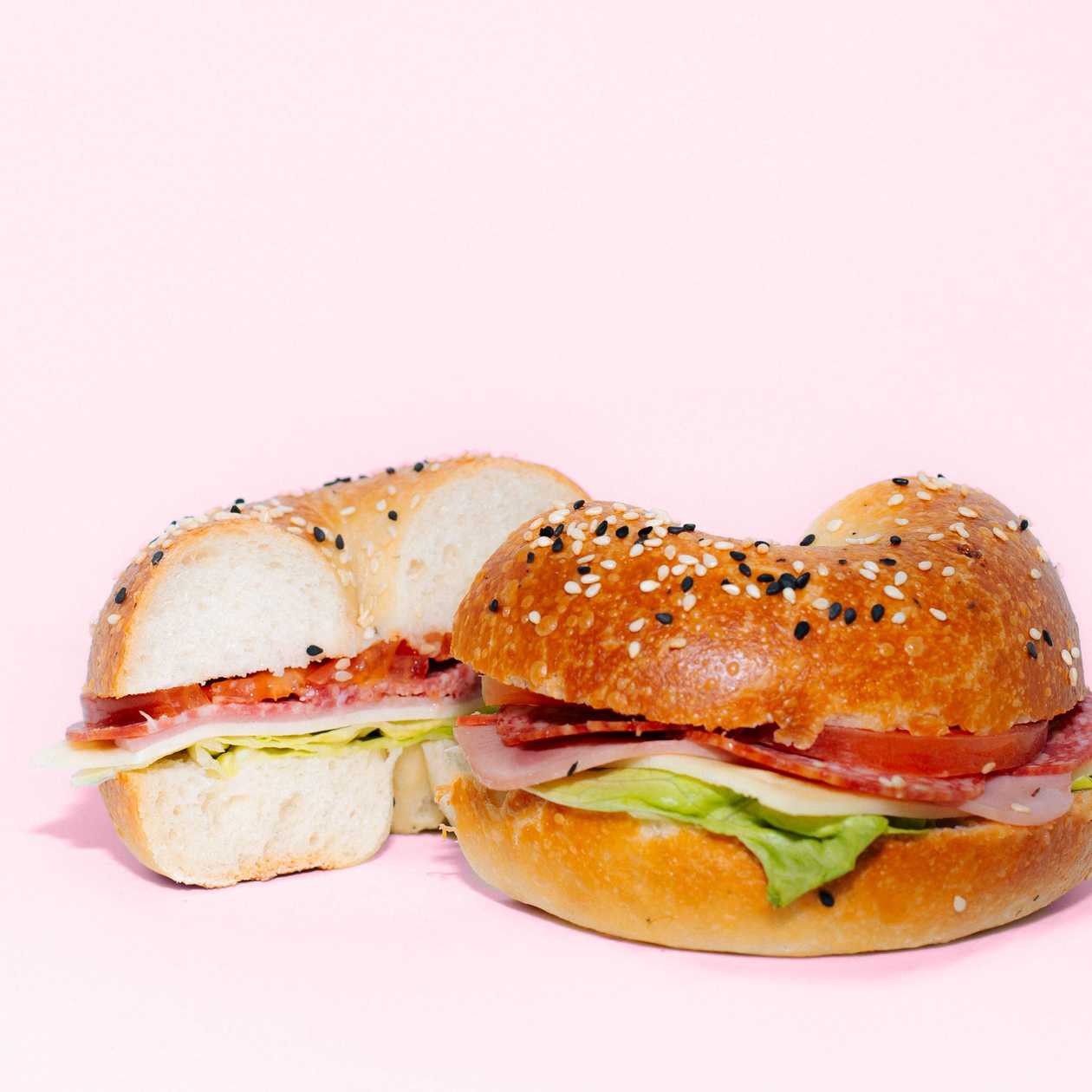 Bagel cu șuncă și salam