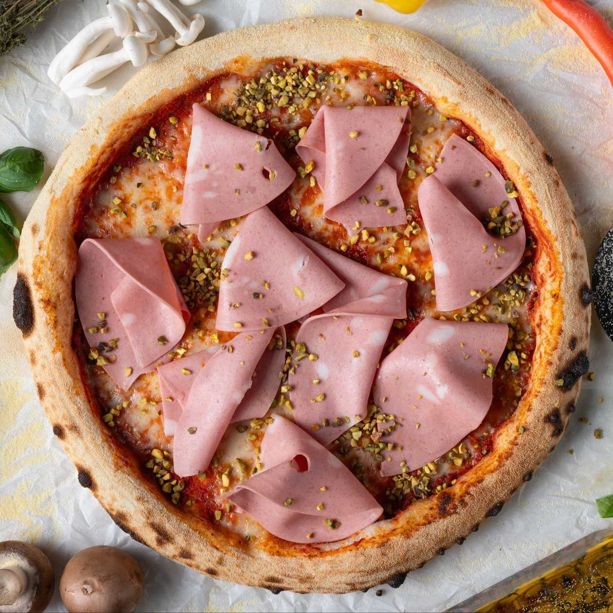 Pizza Con Mortadella e Pistachio