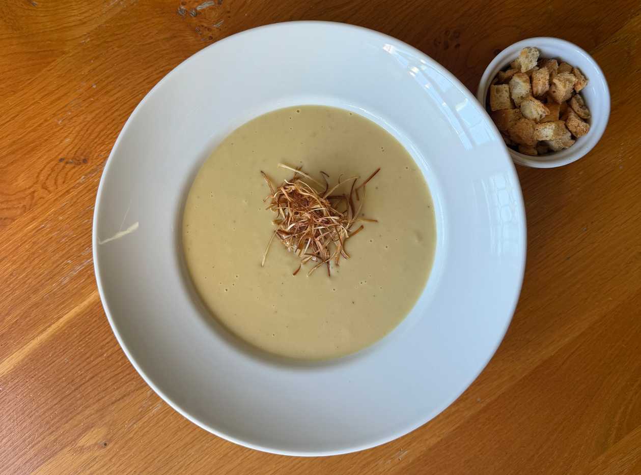 Supă cremă de praz copt și crutoane