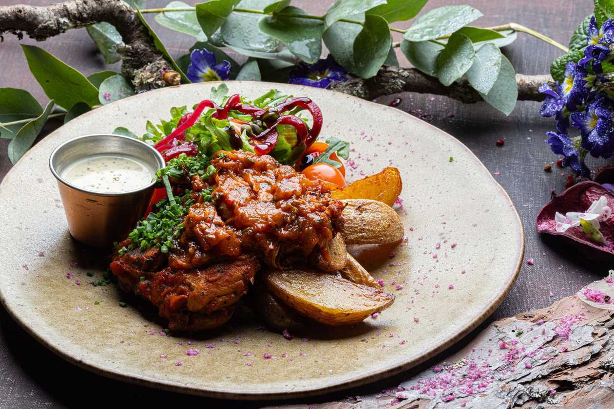 Tšahohbili kanast ahjukartulite, värske salati ja dijoni sinepi-koorekastmega