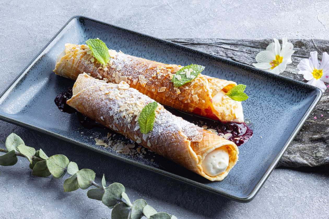 Cannoli  ȧ la Pelm koduse keedukreemi, mustsõstrakastme, röstitud mandlite ja karamelliga