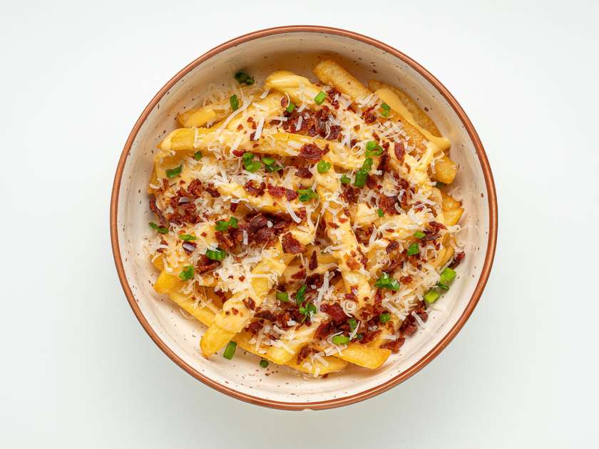 Картопля фрі з сирним соусом та беконом