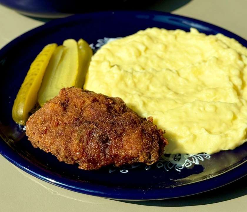 Menu 2: Sekaný rezeň so syrom, zemiakové pyré, uhorka. (350g) /1, 3, 7/