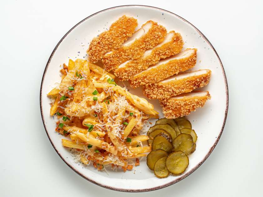 Курячий шніцель з картоплею фрі та сирним соусом